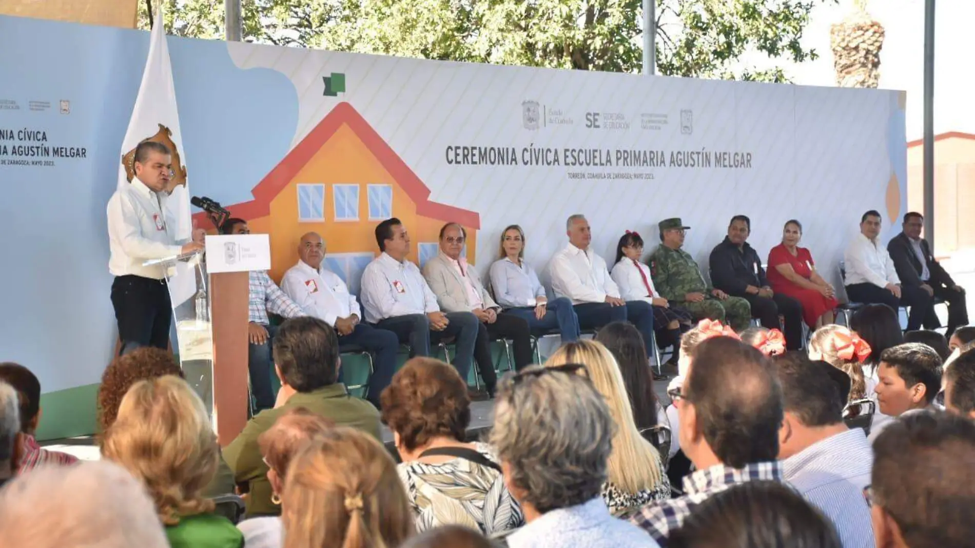 En la escuela primaria Agustín Melgar del ejido La Unión se celebró una ceremonia cívica presidida por el gobernador Miguel Ángel Riquelme, el alcalde Román Alberto Cepeda y otras autoridades 